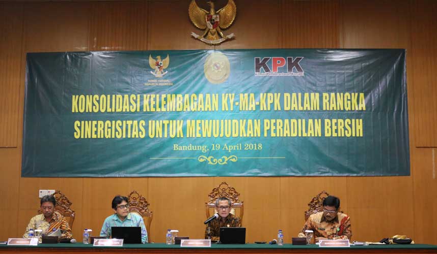 https://alfanumerik-lab.com/ky_web_2024/download_file?path=picture/db05c-20180419-konsolidasi-kelembagaan-ky-ma-kpk-bandung-2.jpg